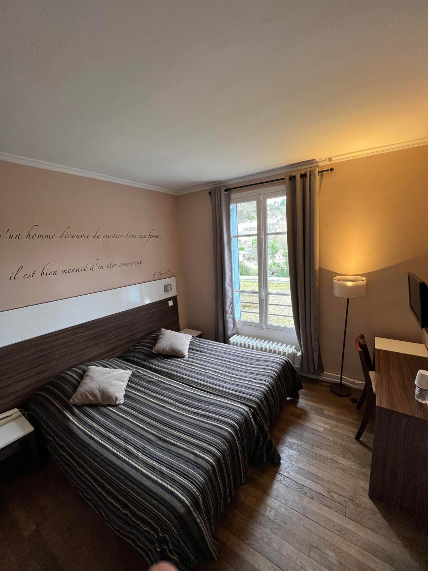 Logis Hotel & Restaurant - Les Bords De Seine La Roche-Guyon Exterior foto
