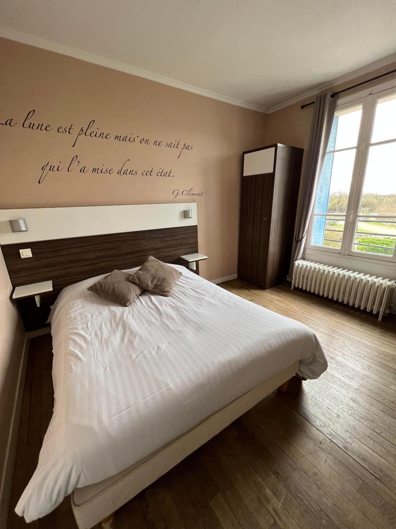 Logis Hotel & Restaurant - Les Bords De Seine La Roche-Guyon Exterior foto