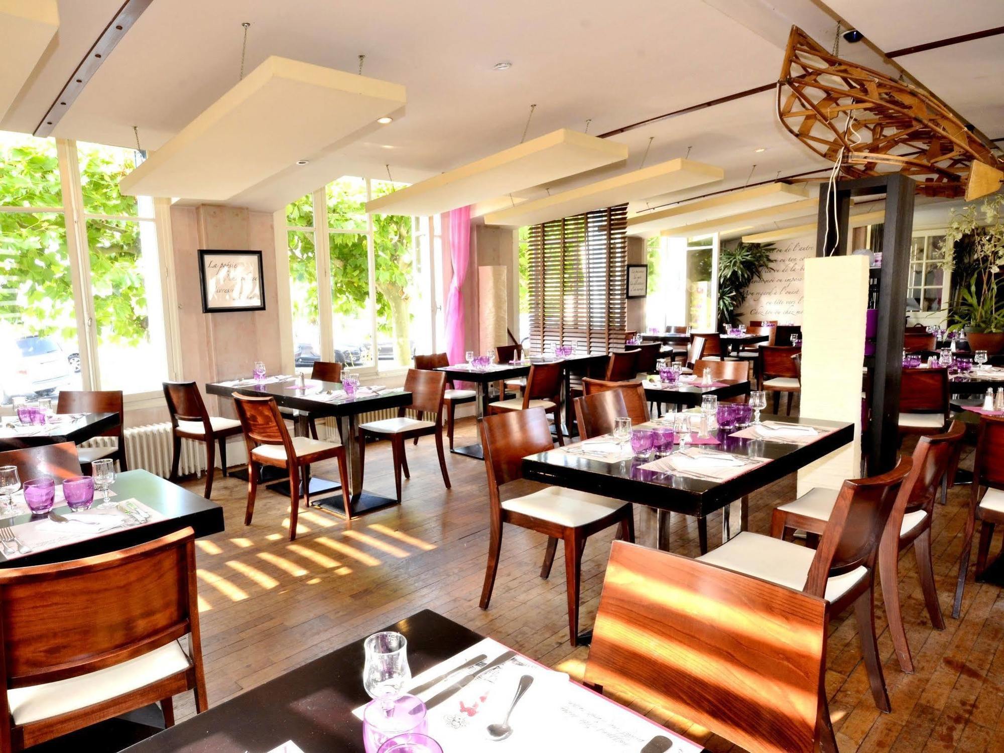 Logis Hotel & Restaurant - Les Bords De Seine La Roche-Guyon Exterior foto