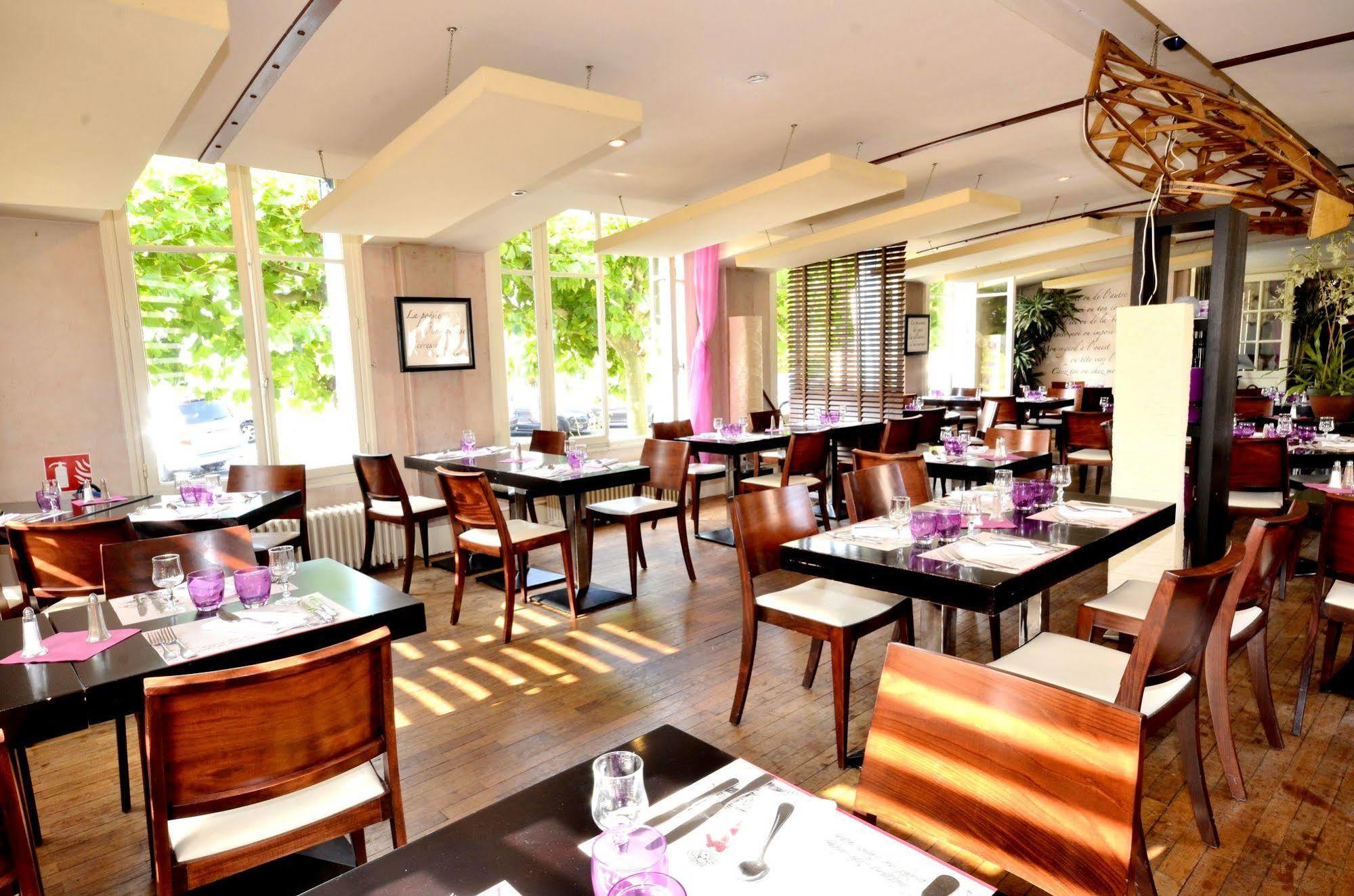 Logis Hotel & Restaurant - Les Bords De Seine La Roche-Guyon Exterior foto