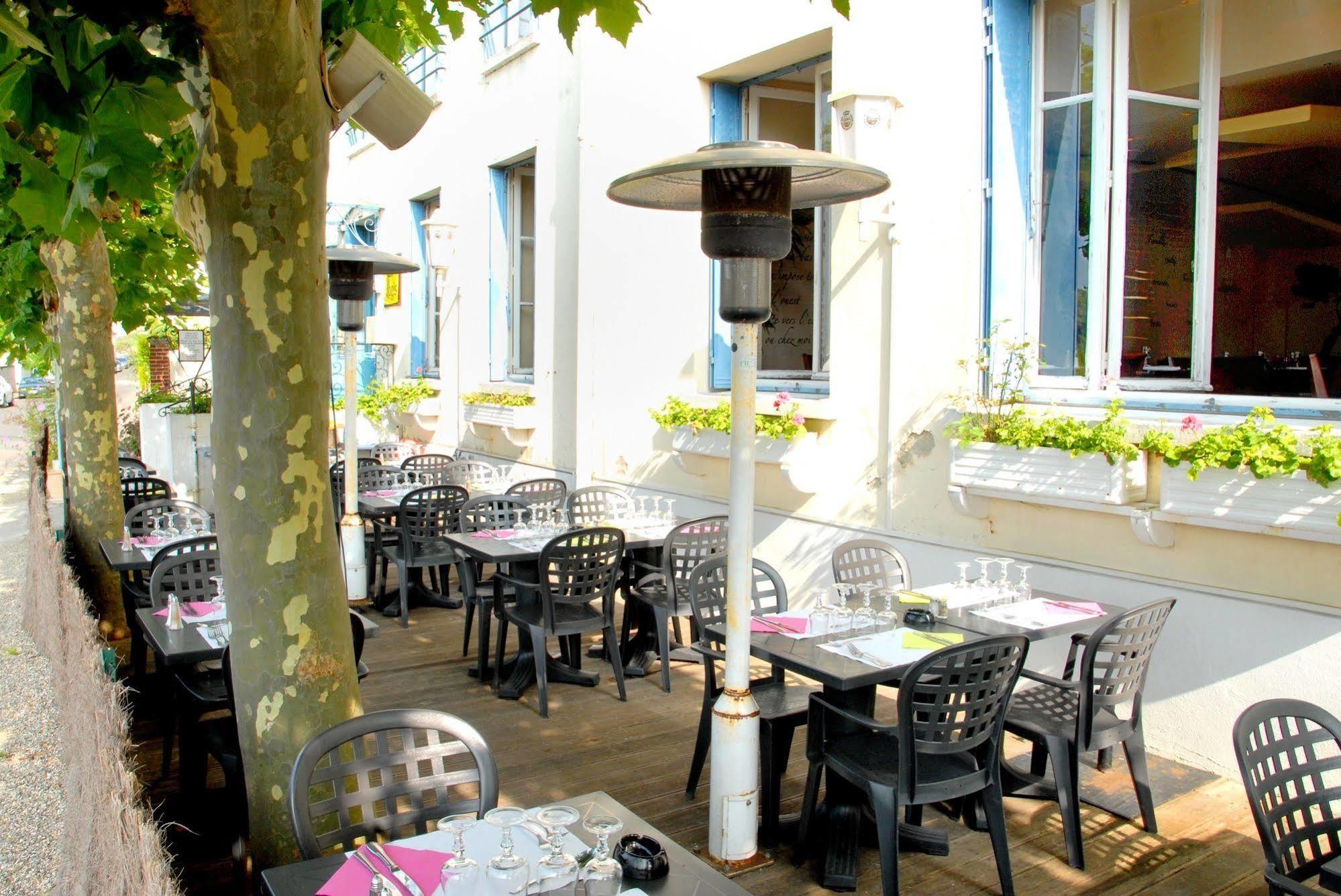 Logis Hotel & Restaurant - Les Bords De Seine La Roche-Guyon Exterior foto